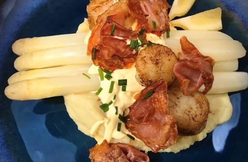 Asperges met Coquille, Prosciutto Ham en Hollandaise saus