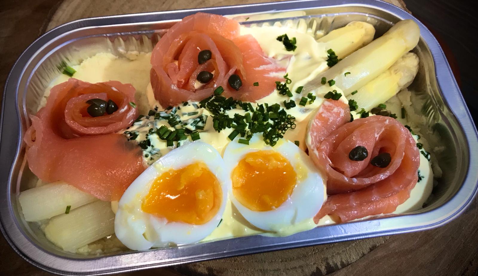 Asperges met Zalm, ei en Hollandaise saus